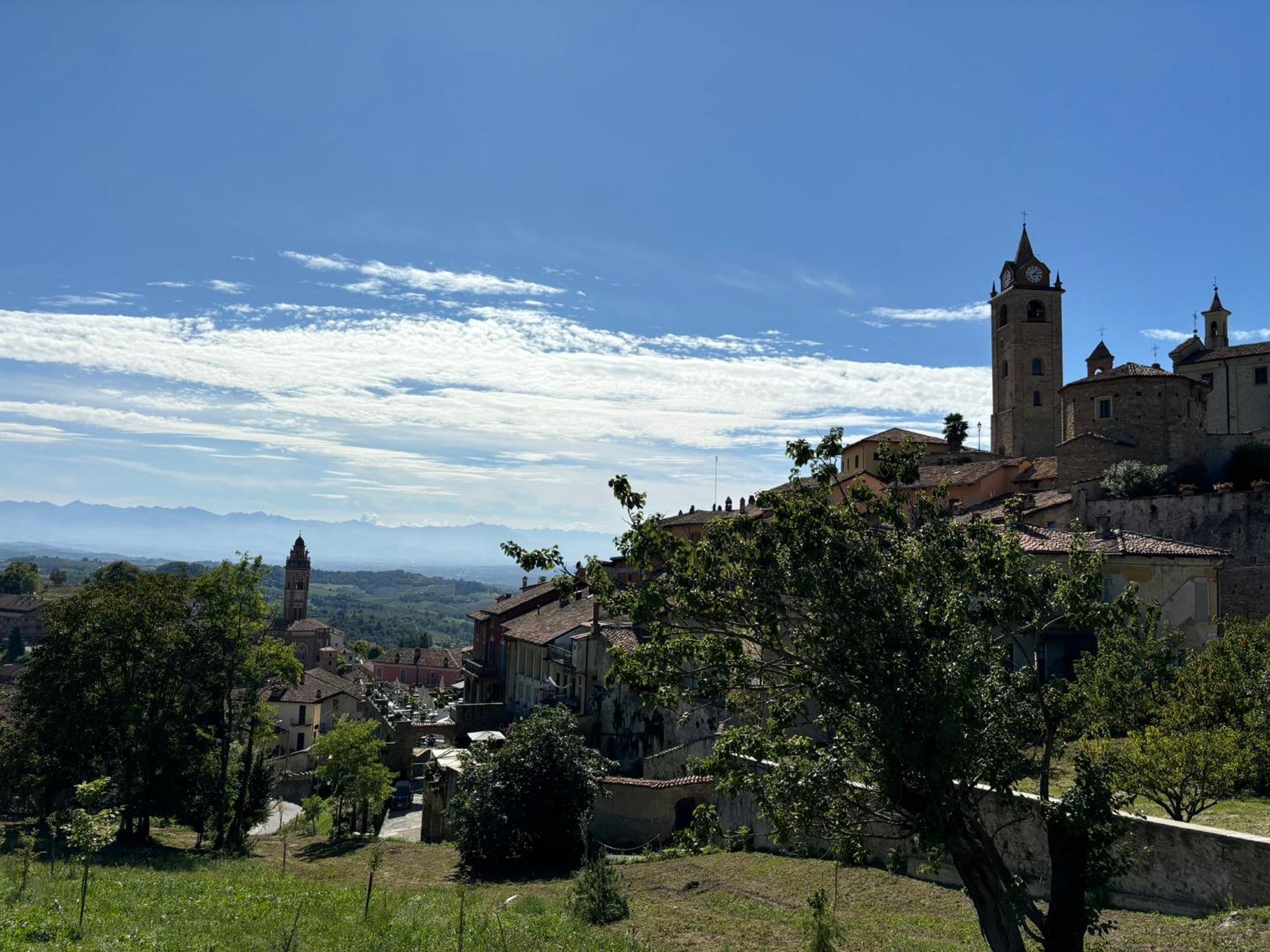 Appartamento "La Poesia Della Terra" Monforte dʼAlba Exterior foto